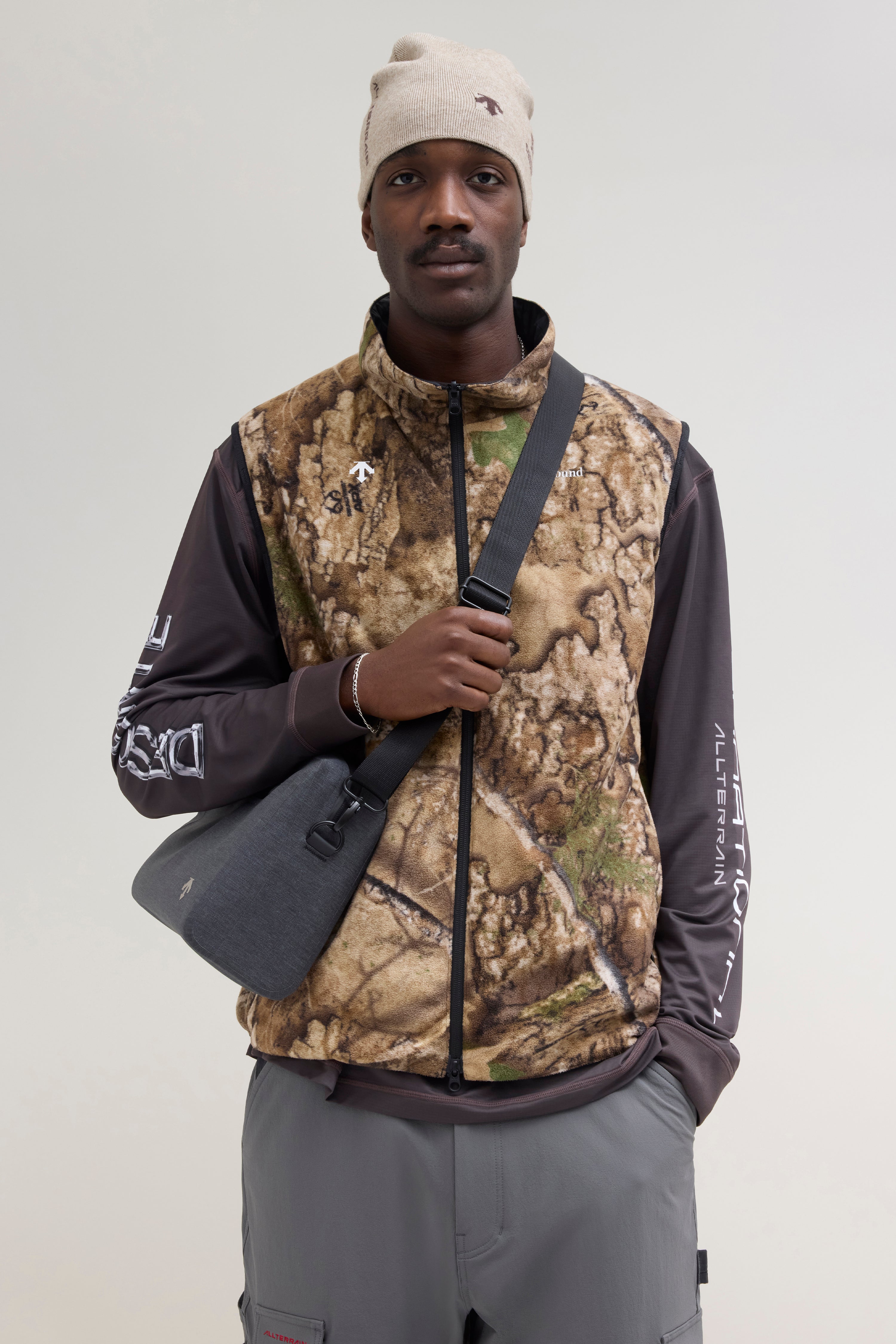 JJJJound Descente Reversible Vest - Black/Charcoal